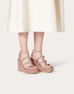 ROCKSTUD ANKLE STRAP WEDGE SANDAL IN CALFSKIN LEATHER 95 MM - Image 3